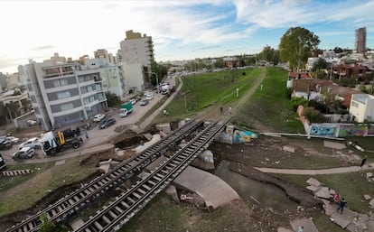 Un viaducto dañado tras las inundaciones en la ciudad de Bahía Blanca, en la provincia de Buenos Aires, este domingo.
