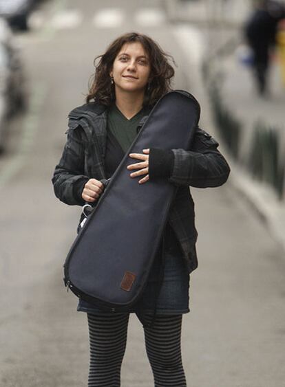 Anna Puig protege su viola del frío junto al Auditorio Nacional.