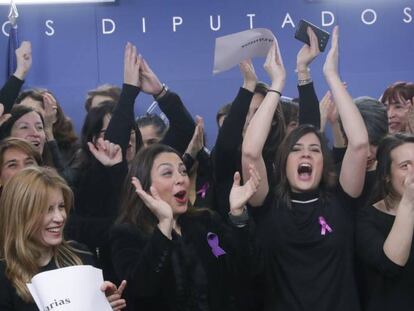 Un grupo de unas sesenta periodistas parlamentarias, que trabajan habitualmente en el Congreso de los Diputados, se han fotografiado en la sala de prensa de la Cámara Baja para mostrar su apoyo a la huelga del Día Internacional de la Mujer.