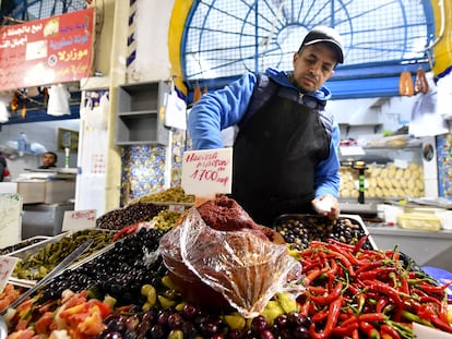 Un vendedor de Harissa, el día 1 en un mercado del centro de Túnez.