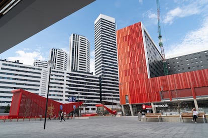 Exterior de la estación de autobuses y metro Bilbao Intermodal.