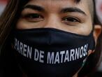 AME4242. BUENOS AIRES (ARGENTINA), 03/06/2020.- Una mujer con un tapabocas que dice "paren de matarnos" participa con el movimiento feminista "Ni una menos" en una marcha, este miércoles, contra el aumento de feminicidios que ha dejado el confinamiento, en Buenos Aires (Argentina). Surgido en Argentina, el movimiento "Ni una menos", que le ha dado ya la vuelta al mundo, cumple cinco años reclamando medidas en defensa de la igualdad de género y contra la violencia machista. EFE/ Juan Ignacio Roncoroni