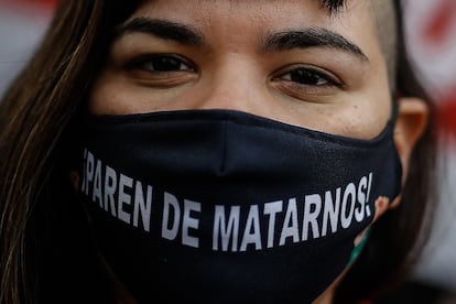 Una mujer con una mascarilla con la inscripción "¡Paren de matarnos!" durante una manifestación en Buenos Aires.