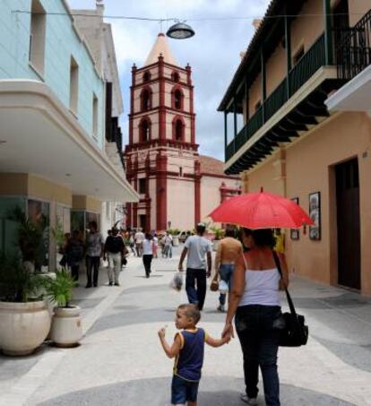 La calle Maceo de Camagüey, con la iglesia de la Soledad al fondo.