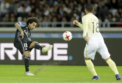 El jugador brasileño del Real Madrid Marcelo Vieira (i) golpea el balón.