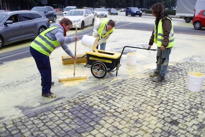 Activistas de Greenpeace pintan de amarillo los alrededores de la Columna de la Victoria, en Berlín (Alemania), el 26 de junio de 2018.