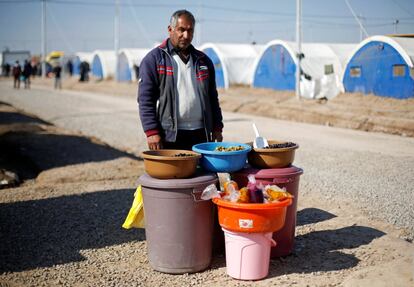 Qassim Hassan Dawood, de la aldea de Khorsabad, mientras vende pepinillos y aceitunas en el campamento Khazer. 'Durante los combates, nos escondimos en el cuarto de baño durante diez días, hasta que el área fue liberada. Después, las fuerzas iraquíes que nos ayudaron a salir'.