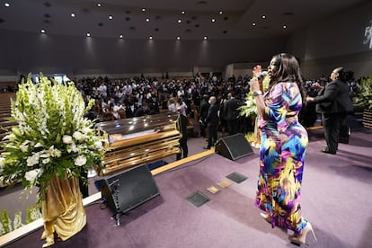 Una cantante actúa durante el funeral de George Floyd, en Houston.