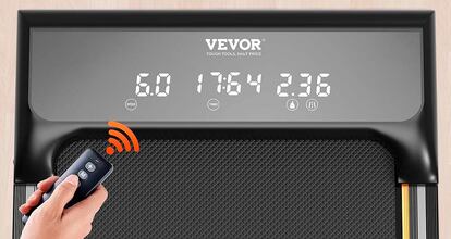 Pantalla y mando a distancia de una cinta para andar