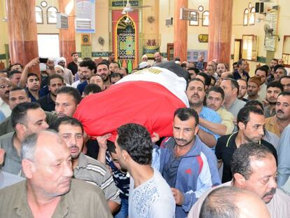 Traslado de un policía muerto en Al Arish.