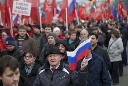 Partidarios de la pol&iacute;tica del Kremlin en Crimea marchan en Mosc&uacute;.