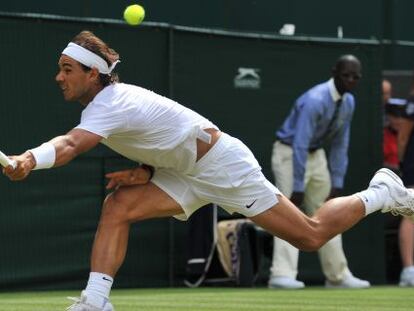 Nadal devuelve una bola en su partido ante Rosol.