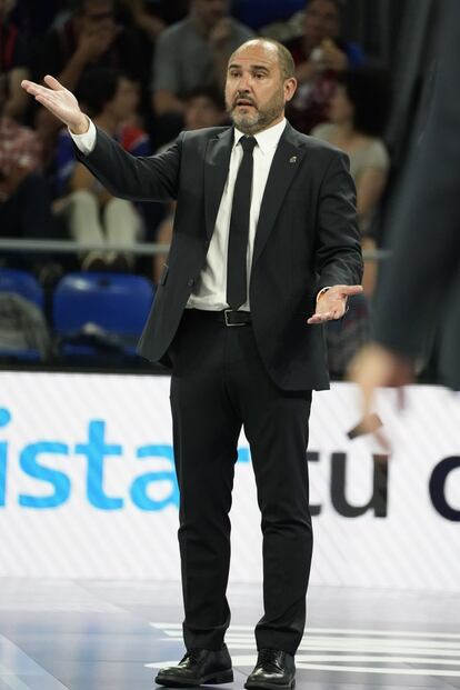 El banquillo del Real Madrid de baloncesto ya tiene nuevo inquilino. Será Chus Mateo quien se haga cargo del equipo las dos próximas temporadas. El club blanco prescindió el lunes de Pablo Laso, argumentando que tiene problemas de salud.