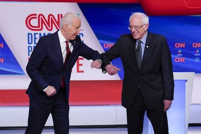 Joe Biden (izquierda) y Bernie Sanders se saludan -sin tocarse las manos- en un debate de la cadena CNN.