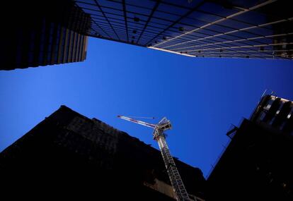 Vista de una gra en una construccin cerca de varios edificios del distrito financiero de Sdney (CBD), Autralia.