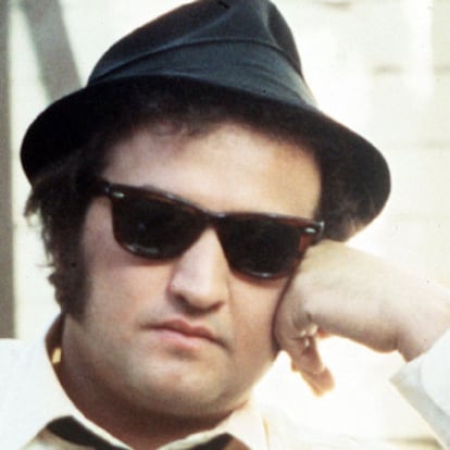 John Belushi, caracterizado como Jake, de los Blues Brothers.