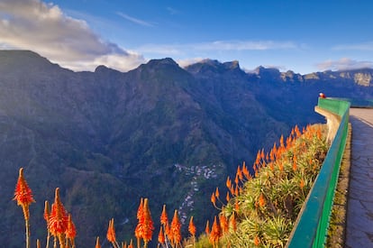 Vistas de pueblo de Curral Das Freiras desde el mirador de Eira do Serrado.