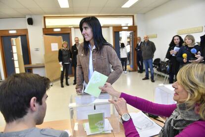 Nekane Balluerka, única candidata a rector de la UPV, deposita su voto.