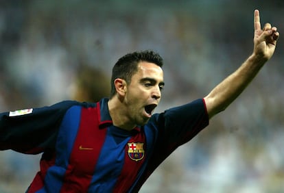 Xavi festeja um gol contra o Real Madrid no estádio Santiago Bernabéu durante uma partida da Liga na temporada 2003-2004.