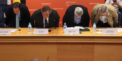 (i-d) Antonio Garamendi, Juan Rosell, de la CEOE; Ignacio Fernández Toxo, de CC OO, y Cándido Méndez, de UGT, en la firma del III acuerdo salarial entre sindicatos y empresarios, en junio de 2015.