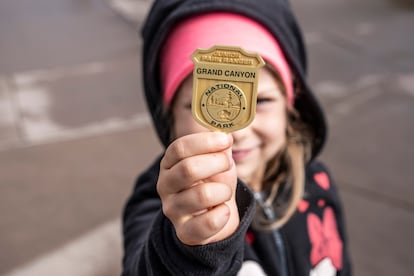 Daniela, hija de Adrián Rodríguez y Gosia Bendrat, autores del blog Mola Viajar, con su placa de Junior Ranger del parque nacional del Gran Cañón (EE UU).