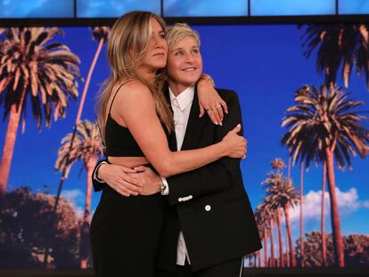 Ellen DeGeneres abraza a Jennifer Aniston durante la grabación del último programa de 'The Ellen DeGeneres Show'