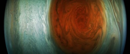Imagen con color mejorado creada por el científico ciudadano Jason Major, usando datos de imágenes en bruto de la cámara JunoCam en la nave espacial Juno de la NASA, de la Gran Mancha Roja de Júpiter, difundida hoy por la NASA.