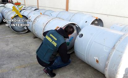 Un agente examina un bidón durante la operación del Seprona contra las exportaciones ilegales de sustancias que agotan la capa de ozono.