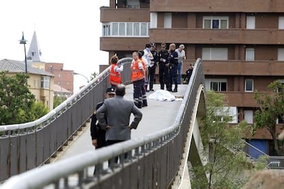 El cadáver de la presidenta de la Diputación y del PP de León, Isabel Carrasco, tapado con una manta en el puente sobre el Bernesga, en León, en 2014.