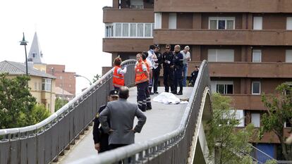 El cadáver de la presidenta de la Diputación y del PP de León, Isabel Carrasco, tapado con una manta en el puente sobre el Bernesga, en León, en 2014.