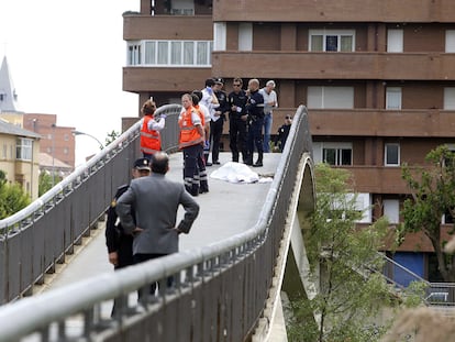 El cadáver de la presidenta de la Diputación y del PP de León, Isabel Carrasco, tapado con una manta en el puente sobre el Bernesga, en León, en 2014.