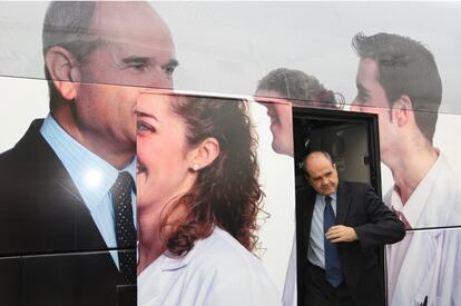 Manuel Chaves sale del autobús electoral en Benalmádena, Málaga, el 20 de febrero de 2008. Los 56 escaños socialistas volvieron a darle la mayoría absoluta y la presidencia de la Junta por sexta vez en las que elecciones del 9 de marzo de 2008 y que volvieron a coincidir, por última vez, con las elecciones generales. El resultado de 56 escaños le permitió volver a gobernar en solitario.