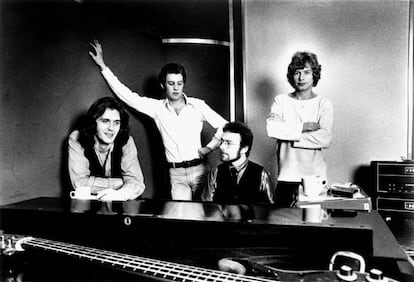 De izquierda a derecha, John Wetton, David Cross, Robert Fripp y Bill Bruford de King Crimson en 1974.