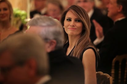 Melania Trump escucha un discurso de su esposo durante la cena de gala anual con gobernadores, en la East Room de la Casa Blanca, el 26 de febrero.