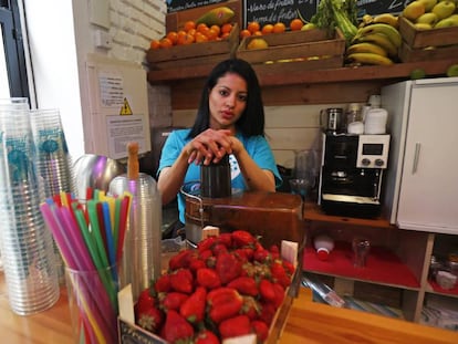 Varinia Ovando, en la tienda donde trabaja en Madrid.