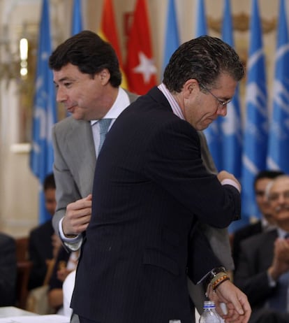 25 de mayo de 2010. Francisco Granados, a la derecha e Ignacio Gonz&aacute;lez, se saludan en el transcurso de un acto de PP en Fuenlabrada, Madrid. 