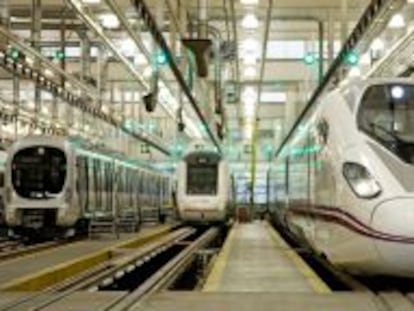 Trenes de CAF en la nave de pruebas en su factoría de Beasain (Guipúzcoa).