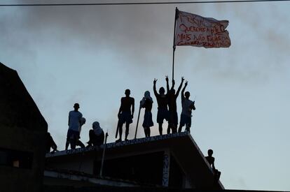 Varios prisioneros en el techo de la Penitenciaría de Alcacuz (Brasil) celebran la transferencia de sus líderes tras una negociación con la policía. El domingo, las fuerzas de seguridad asaltaron la prisión y se provocaron disturbios. Encontraron 26 prisioneros muertos, la mayoría de ellos decapitados.