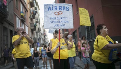 Protesta contra els pisos turístics a Barcelona.