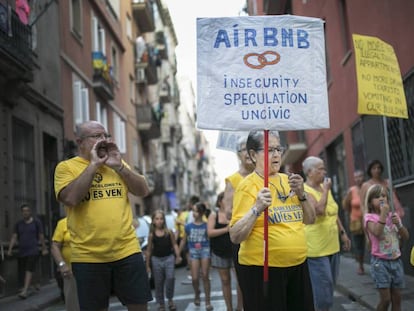 Protesta contra los pisos turísticos en Barcelona.