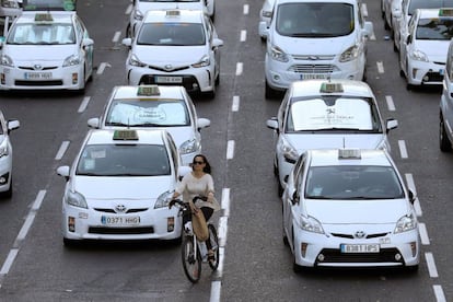 Taxi drivers continued to block Paseo de la Castellana in Madrid on Wednesday.