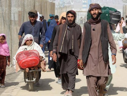 Afganos, en el cruce fronterizo entre Pakistán y Afganistán, este miércoles.