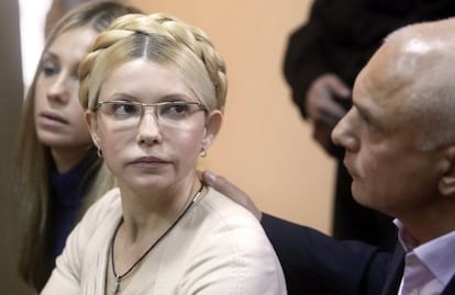 La ex primera ministra y l&iacute;der opositora de Ucrania, Yulia Timoshenko recibe el consuelo de su familia en el juicio del pasado martes.