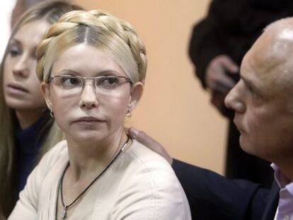 La ex primera ministra y l&iacute;der opositora de Ucrania, Yulia Timoshenko recibe el consuelo de su familia en el juicio del pasado martes.