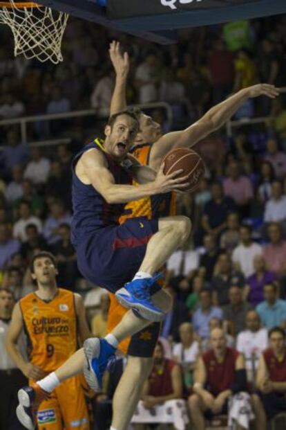 Marcelinho, con el balón, ante Lishchuk