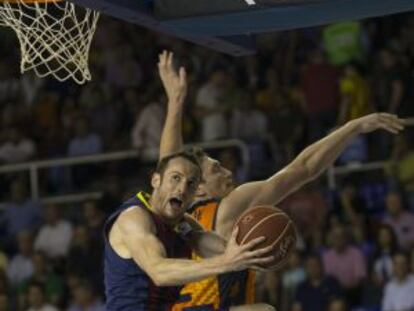 Marcelinho, con el balón, ante Lishchuk