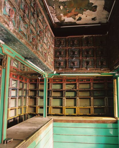 La estancia principal de Botón de Oro, la antigua mercería ubicada en Chamberí: un intrincado mosaico de cajoncitos con borlas y guirnaldas pintadas en el techo.