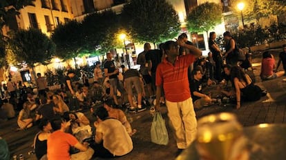 Una noche de botellón en la Plaza del 2 de mayo.