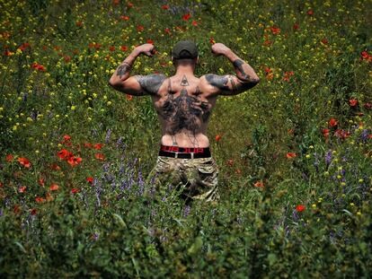 Oleksandr, un uniformado que combate en el frente de Zaporiyia y que fue fotografiado el 16 de junio, luce en su espalda una alegoría de la guerra que se tatuó en febrero.