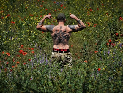 Oleksandr, un uniformado que combate en el frente de Zaporiyia y que fue fotografiado el 16 de junio, luce en su espalda una alegoría de la guerra que se tatuó en febrero.
